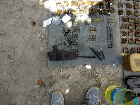 В ЛНР у местного жителя изъят арсенал с оружием и наркотики (ФОТО) | Русская весна