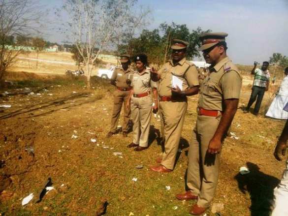 Индийские полицейские на месте происшествия Впервые в мировой истории метеорит убил человека | Русская весна