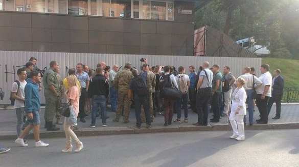 Атака на «Интер»: «активисты» заблокировали офис телекомпании и обещают снова «жечь покрышки» (+ВИДЕО, ФОТО) | Русская весна