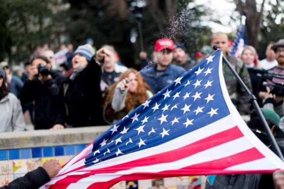 Хотим стену, а не войну: драка антифашистов и националистов США на митинге против удара по Сирии (ВИДЕО) | Русская весна