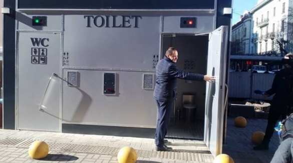 Мэр украинского города торжественно испытал «европейский» общественный туалет (ФОТО) | Русская весна