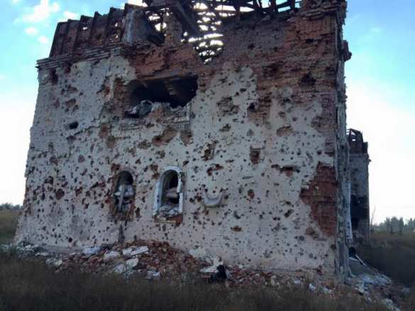 В поврежденном обстрелами Свято-Иверском монастыре рядом с Донецким аэропортом прошла пасхальная литургия (ФОТО) | Русская весна