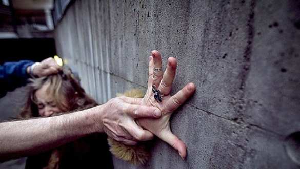 Военные ВСУ после лекции в школе попытались изнасиловать старшеклассницу | Русская весна