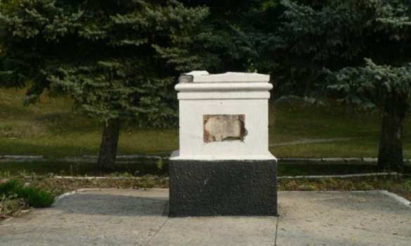 В городе Изюме Харьковской области снесли памятник Ленину, уголовное дело не заведено (фото) | Русская весна