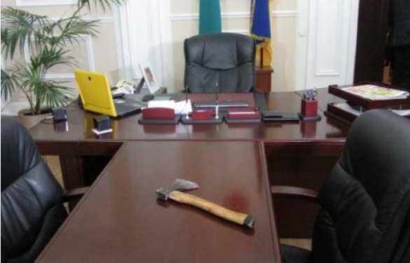 Демократия должна быть с топором — нардеп от БПП выломал дверь в кабинет мэра Полтавы (видео) | Русская весна