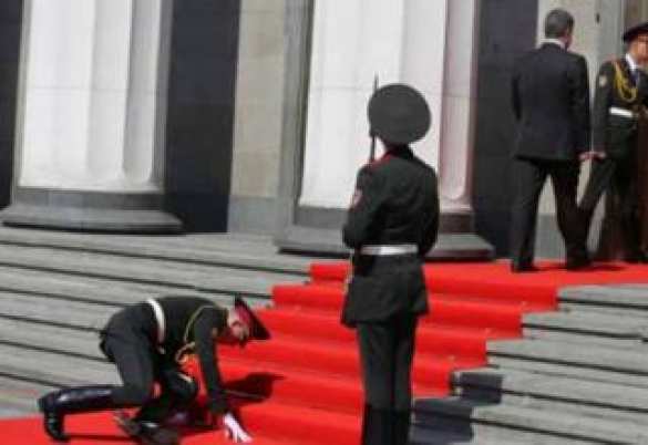 Символика инаугурации Порошенко — Караул устал, сознание потеряно и оружие держать сил нет (видео) | Русская весна