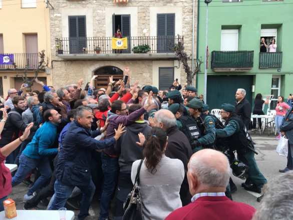 Пожарные Каталонии выступили в защиту участников референдума против испанских силовиков (ФОТО, ВИДЕО) | Русская весна