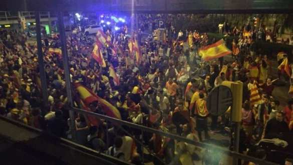 Три человека пострадали в ходе митинга против независимости Каталонии (ВИДЕО) | Русская весна