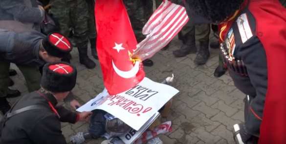 На Кубани казаки сожгли чучела Обамы и Эрдогана (ВИДЕО) | Русская весна