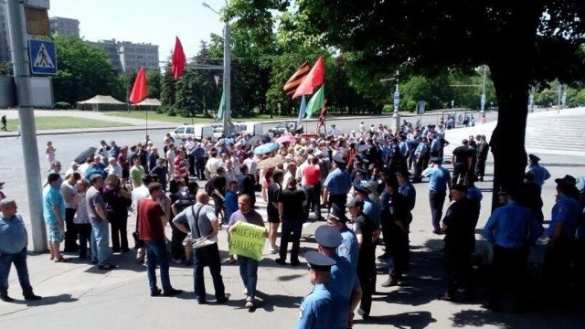 Сегодня в Харькове состоялся второй клуглый стол национального единства. В нем приняли участие члены правительства, депутаты, общественные деятели. Круглый стол в Харькове охраняли черные человечки без опознавательных знаков, а жители кричали «Хунту-долой»! (видео) | Русская весна