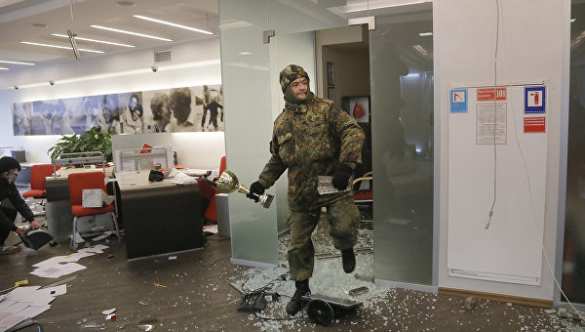 ВАЖНО: второй разгром «Альфа-банка» в Киеве (ВИДЕО) | Русская весна