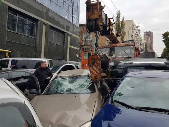Кран сминает машины на светофоре в центре Киева — кадры момента аварии (ВИДЕО) | Русская весна