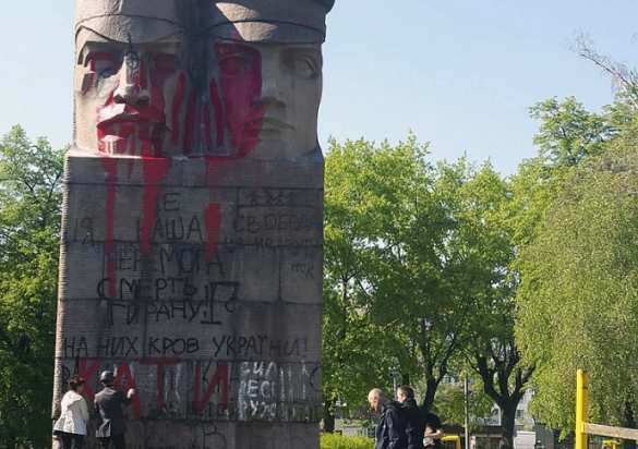 В Киеве экстремисты не смогли снести памятник чекистам и раскрасили его краской (ФОТО, ВИДЕО) | Русская весна