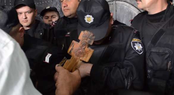 Киевская полиция пыталась запереть участников «Бессмертного полка» в Киево-Печерской лавре (ВИДЕО) | Русская весна