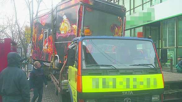 Бизнес по-украински: киевские передвижные кофейни начали торговать через дырки в заборах | Русская весна