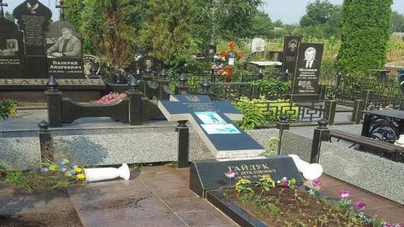 В Кривом Роге разбили могилы «героев котла» (ВИДЕО) | Русская весна