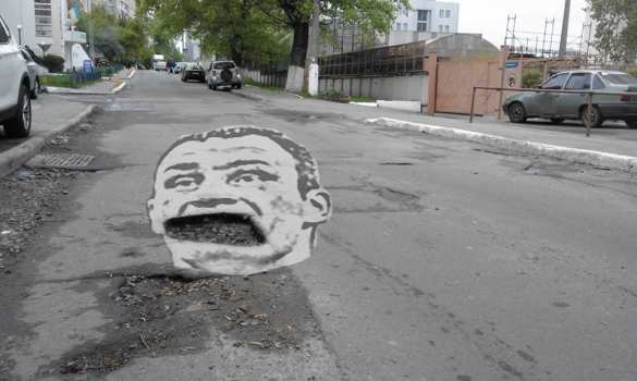 В Киеве яму на дороге превратили в голову Кличко (ФОТО) | Русская весна