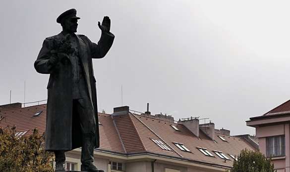 В Праге осквернили памятник советскому маршалу (ФОТО) | Русская весна
