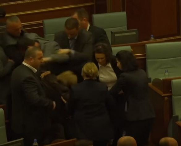 В Косово депутаты подрались и распылили слезоточивый газ в здании парламента (ВИДЕО) | Русская весна