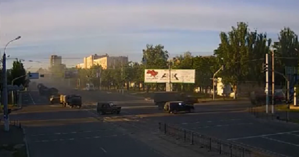 МОЛНИЯ: Большая колонна международных антифашистских добровольцев на военной технике вошла в Луганск с приграничной территории (видео) | Русская весна