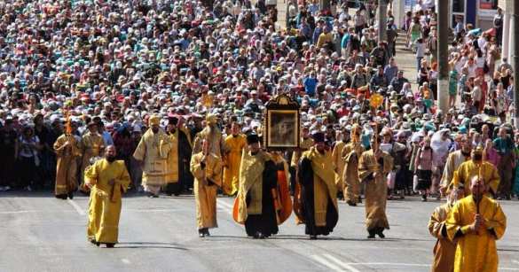 Придворные журналисты Порошенко состряпали дешёвый фейк про «200 гривен за участие в Крестном ходе» (ВИДЕО А. Шария) | Русская весна