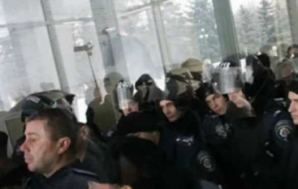 В Кривом Роге толпа штурмовала горисполком (видео) | Русская весна