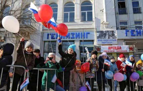 Тысячи крымчан вышли на улицы праздновать вторую годовщину воссоединения полуострова с Россией (ФОТО, ВИДЕО) | Русская весна