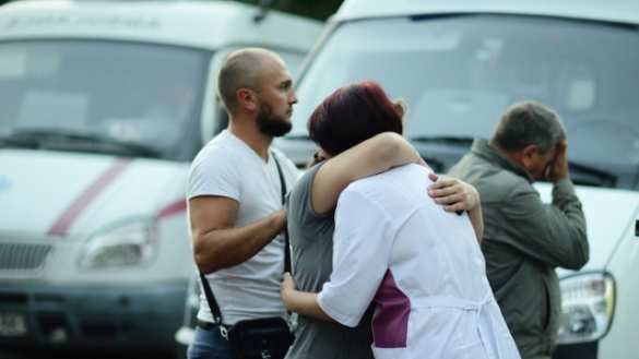 Сотни крымчан простились с расстрелянными медиками под звуки сирены «скорой» | Русская весна