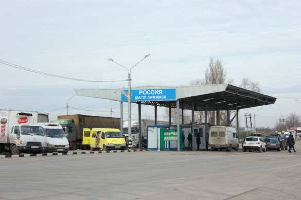 В ФСБ посоветовали украинцам «проверять документы, не отходя от окошка выдачи» | Русская весна