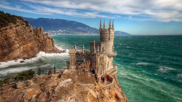 Украинские торговые сети делят «Ласточкино гнездо» в Ялте (ФОТО) | Русская весна