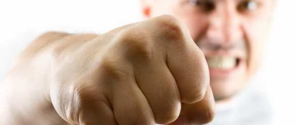 «Найди холуя и дай по морде»: украинский чиновник отправил в нокдаун митингующего (ВИДЕО) | Русская весна