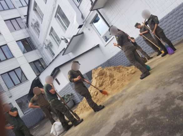 В Харькове курсантов-нацгвардейцев заставляют разгребать помои и «негуманно» наказывают (ФОТО, ВИДЕО) | Русская весна