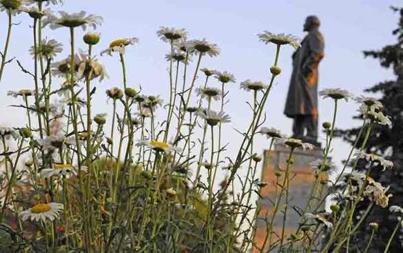 В Москве снесли и обезглавили памятник Ленину (ВИДЕО) | Русская весна
