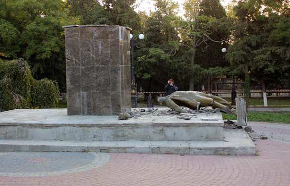 В Крыму вандалы разрушили памятник Ленину (ФОТО) | Русская весна