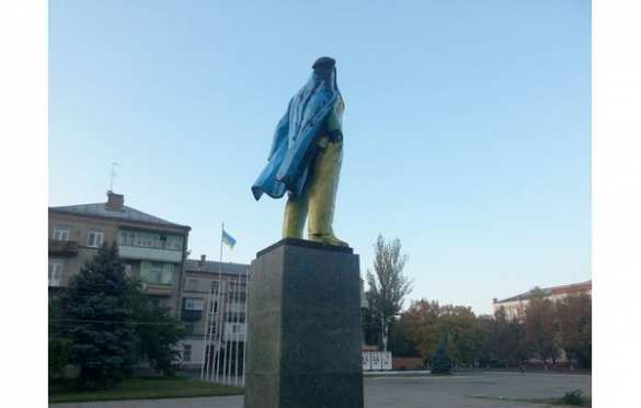 Еще один памятник Ленину снесли в Днепропетровской области (видео) | Русская весна