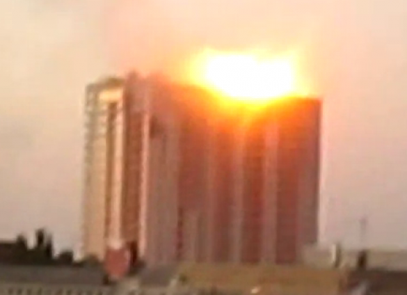 Видео попадания снарядов в многоэтажку в центре Луганска | Русская весна