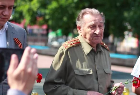 Вандалы 21 века за фальшивые доллары продали Украину - ветеран выступил на дне памяти 22 июня (видео) Вандалы 21 века за фальшивые доллары продали Украину — ветеран выступил на дне памяти 22 июня (видео) | Русская весна