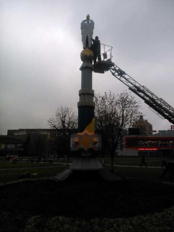 Во Львове демонтировали макет памятника «Героям небесной сотни» | Русская весна