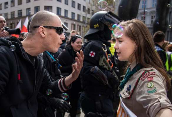 Чешской активистке, протестующей против неонацистов, угрожают расправой | Русская весна