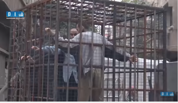 Варварское ПВО: исламисты используют пленных в клетках против ВКС РФ (ВИДЕО) | Русская весна