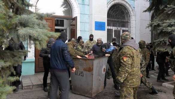 Люстрация продолжается — в Днепродзержинске активисты «Правого сектора» засунули депутата в мусорный бак (ВИДЕО) | Русская весна
