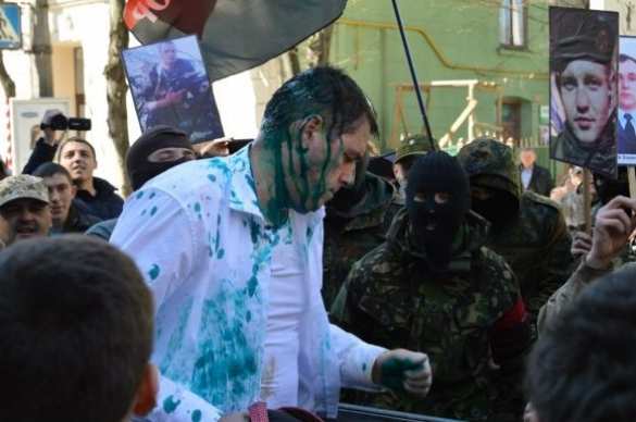 В Ивано-Франковске боевики «Правого сектора» посадили в мусорник начальника юстиции (ВИДЕО) | Русская весна