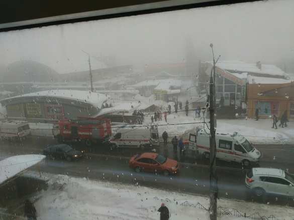 СРОЧНО: Рухнул торговый ряд рынка в Макеевке, есть пострадавшие (ФОТО, ВИДЕО) | Русская весна