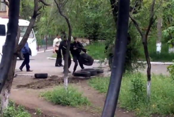 Мариуполь: стрельба на улицах в День Победы (видео) | Русская весна