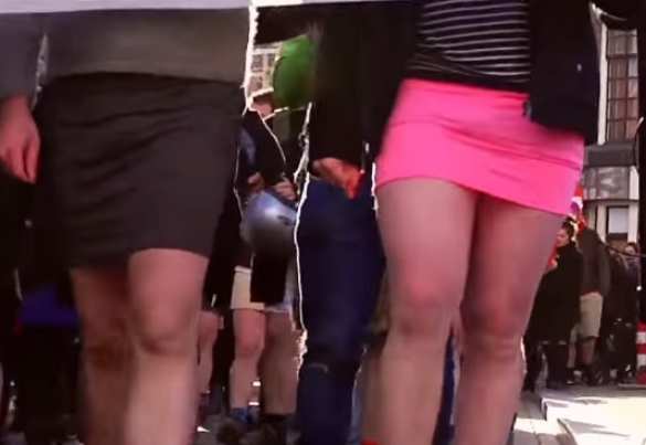 Их нравы: голландские мужчины в мини-юбках прошли маршем, протестуя против насилия (ВИДЕО) | Русская весна