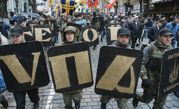 Украинские неонацисты под охраной полиции провели марш в честь дивизий СС (ВИДЕО) | Русская весна
