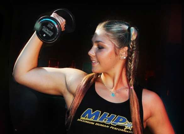 Спортсменка и красавица Марьяна Наумова везёт Асаду подарок от бойцов ДНР (ВИДЕО) | Русская весна