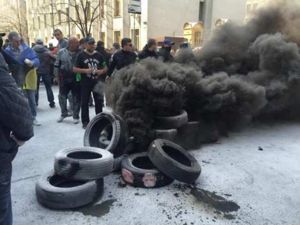 Радикалы у администрации Порошенко требуют покрышки: «Много, много покрышек!» (ФОТО, ВИДЕО) | Русская весна