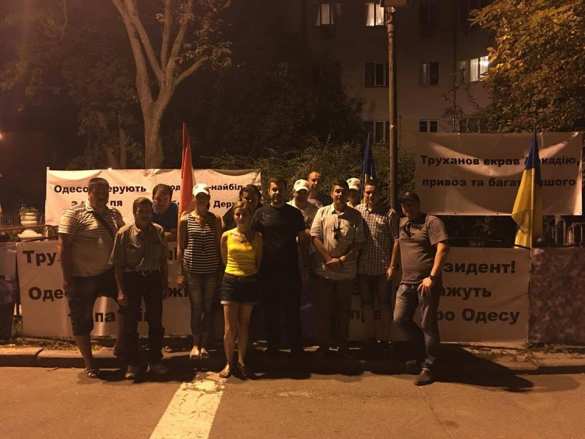 «Активисты», которых выгнали из Одессы, переместились майданить под стены администрации Порошенко (ФОТО) | Русская весна
