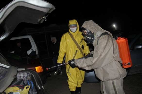 МЧС ДНР обеззараживает транспорт, прибывший с Украины (ВИДЕО) | Русская весна